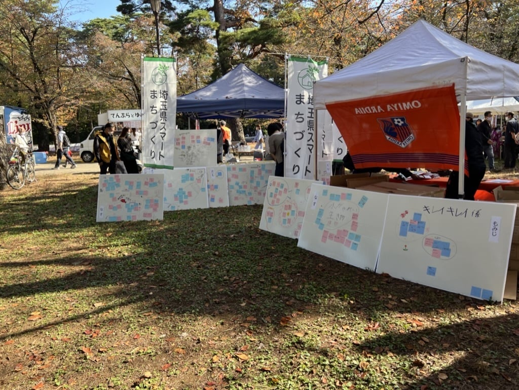 スタジアムでタブレットを操作する男性