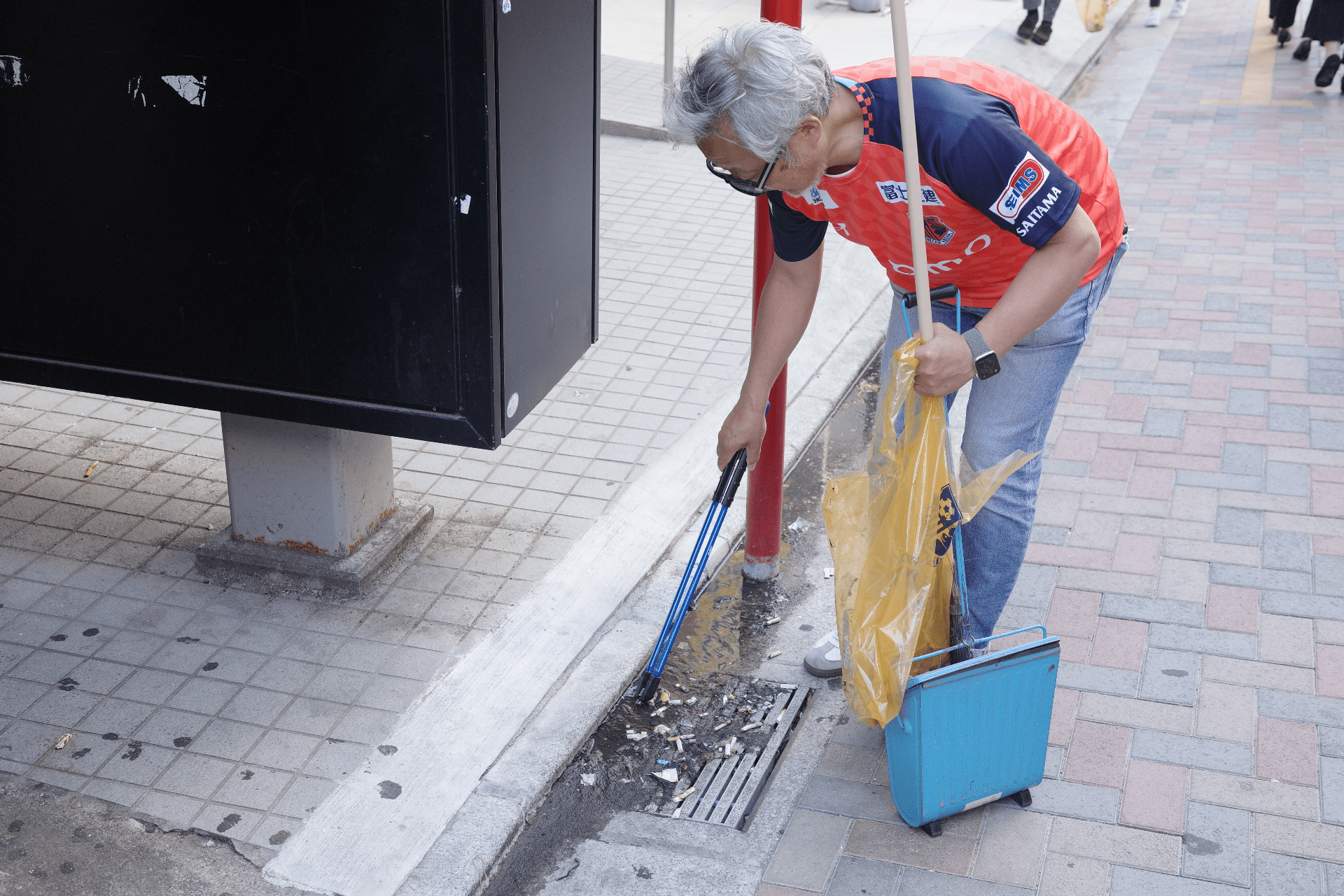 公園でゴミ拾いをする家族