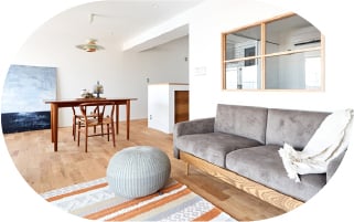 リノベーションされた快適なリビングルーム