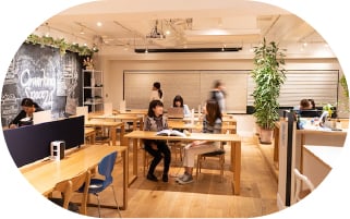 モダンなコワーキングスペースで働く人々