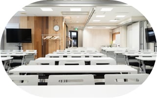 モダンなオフィスエントランスと廊下