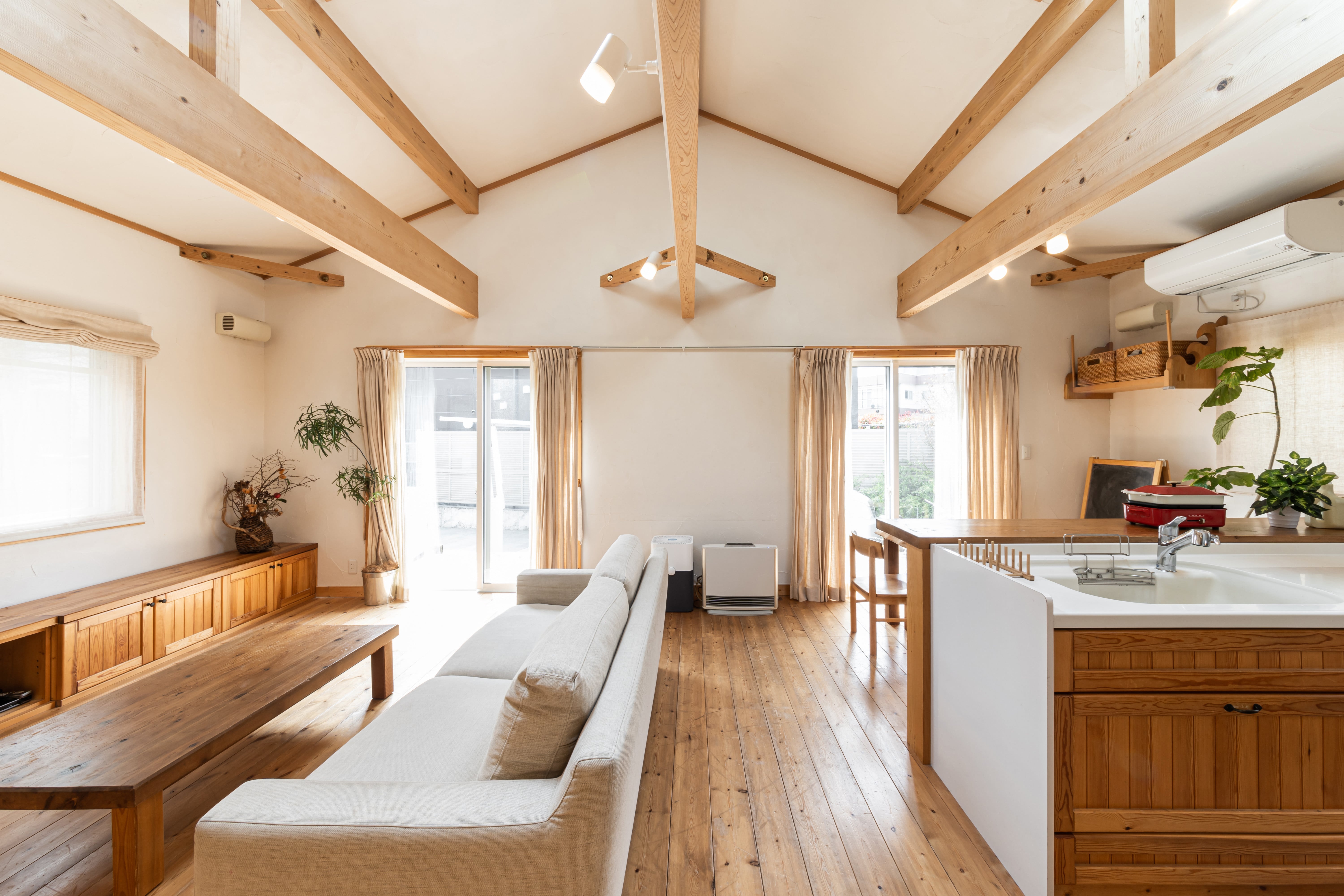 リノベーションされたモダンなキッチン