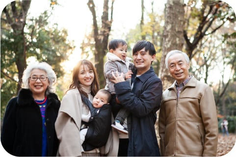 住宅街の風景と家族の団らん