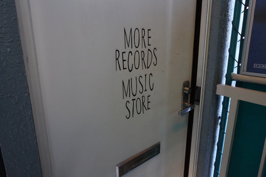 more records 入り口