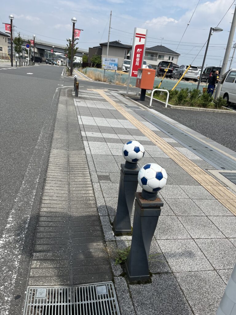 歩道車止め写真、サッカーボールを模った形が印象的