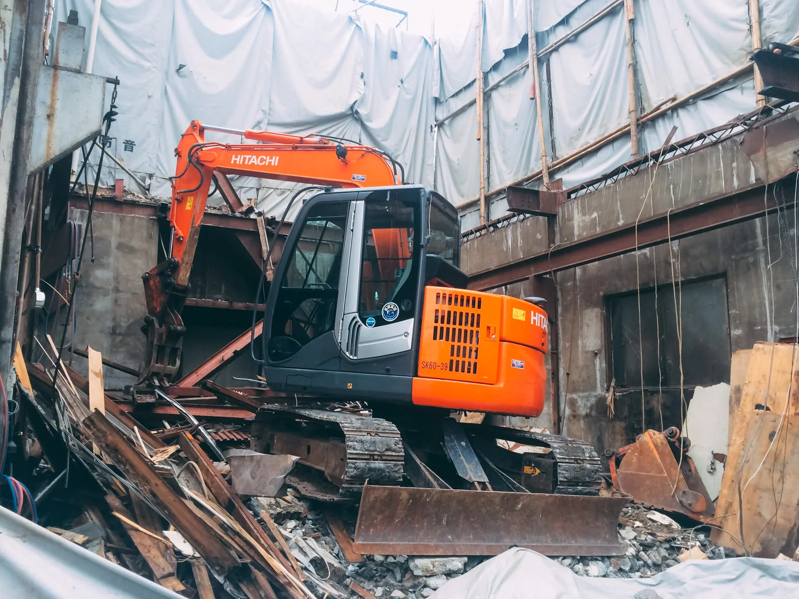 【不動産コラム】-建物解体時期に注意！-